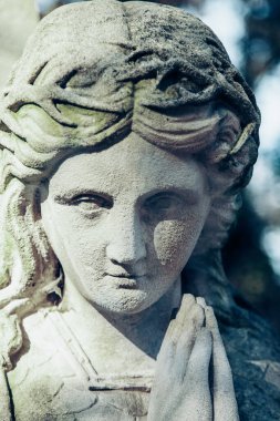 Dikenli bir taç içinde dua eden Bakire Meryem 'in antik heykeli İsa Mesih' in acısının empati sembolüdür.