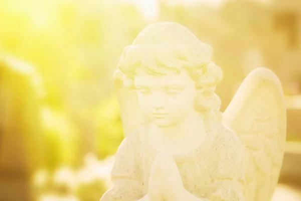 阳光下美丽守护天使的古老雕像 — 图库照片