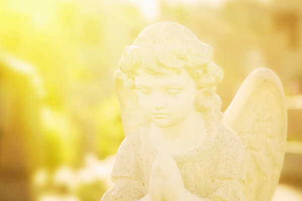 Estátua Antiga Belo Anjo Guarda Raios Sol — Fotografia de Stock