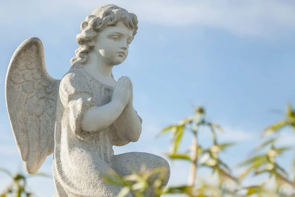 子供のための警備員のシンボルとして青い空に対する小さな天使の古代の像 — ストック写真