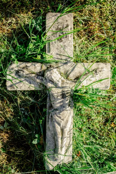 Starověký Kámen Zničil Sochu Ukřižování Ježíše Krista Trávě — Stock fotografie