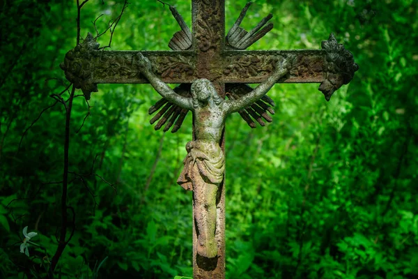 Ancienne Statue Fer Crucifixion Jésus Christ Sur Fond Vert Forêt — Photo