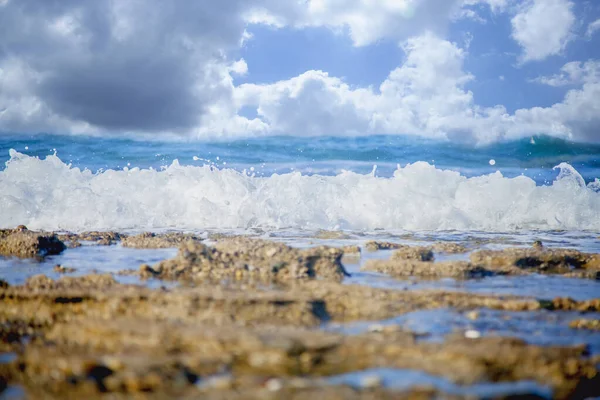 壮观的海浪在岩石上碰撞的景象 形成了一个带气泡的飞溅的水 — 图库照片