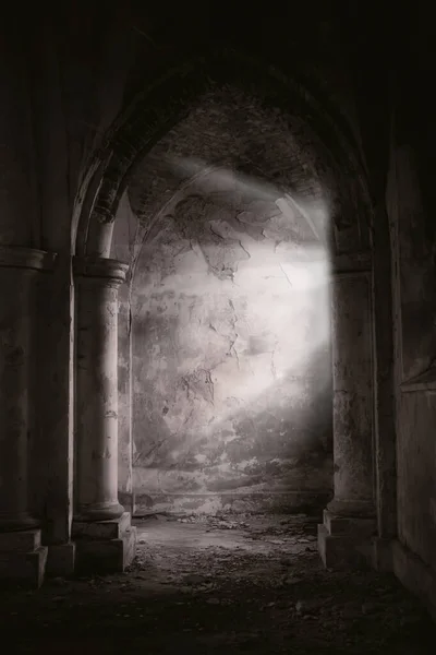 Latince cümlenin yansıması: Böylece dünyanın ihtişamı geçer (Sic transit gloria mundi). Tapınak arka planının kalıntıları. Dikey resim.