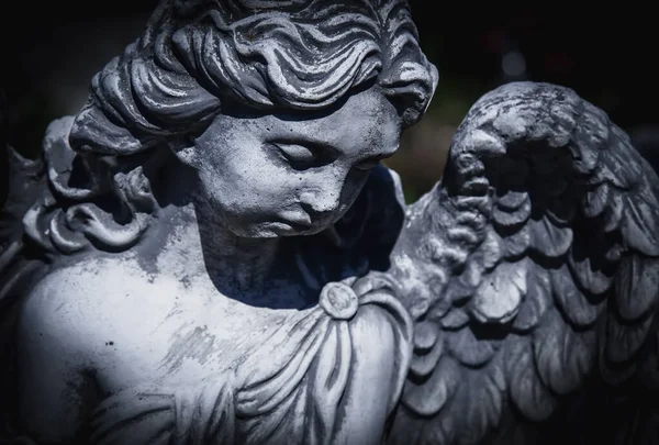Cerca Fragmento Antigua Estatua Parcialmente Destruida Hermoso Ángel —  Fotos de Stock