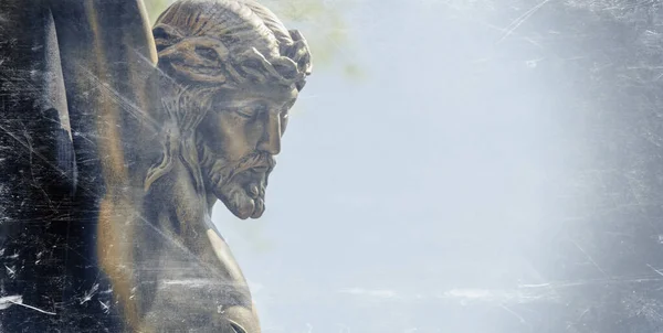旧式的耶稣被钉十字架的塑像 横向图像 — 图库照片