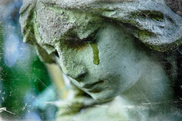 痛苦和悲伤的概念 古老的天使哭泣的雕像 泪流满面 象征着死亡和生命的终结 — 图库照片