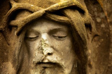 Yüce İsa aşkına! Çok eski ve eski bir taş parçalanmış.. 