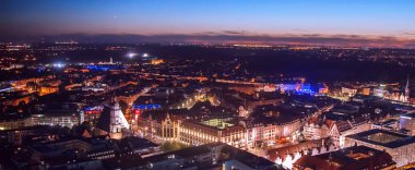 Saksonya Almanya şehri Leipzig 'in gece panoraması. Üst Manzara. Yatay resim.
