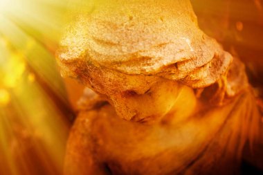 Güneş ışığının en güzel meleğinin manzarası. Antika bir taş heykel parçası..