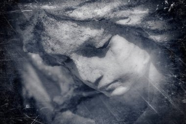 Üzgün meleğin antik taş heykeli. Dramatik bir dışavurum. Retro filtre ve vintage biçimi. 