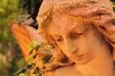 Güzel üzgün melek. Dramatik yüz ifadesi. Antik heykelin klasik tasviri.