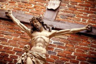 Antik heykel, İsa Mesih 'in ızdırabı, Tanrı' nın Oğlu kırmızı tuğladan arka planda.