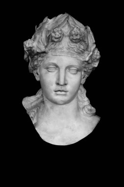 Şarap Tanrısı Dionysus 'un (Baküs) antik taş heykelini kapatın. Siyah arkaplanda izole. 