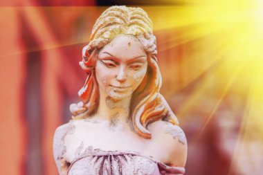 Antik mitoloji Afrodit 'te (Venüs) eski bir aşk ve güzellik tanrıçasının parçalanmış heykeli. Yatay resim. 