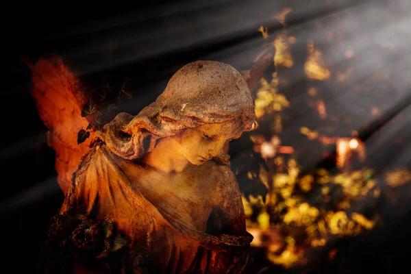 Hermoso Ángel Luz Del Sol Fragmento Una Antigua Estatua Piedra — Foto de Stock