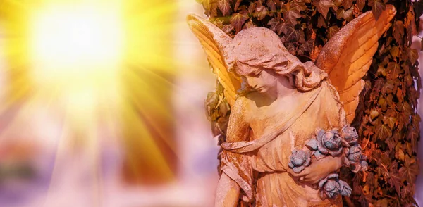 翼を持つ守護天使の古代の石像 — ストック写真