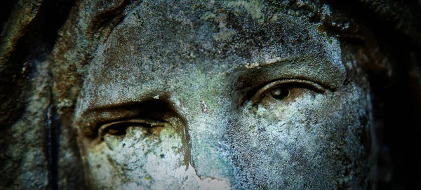 Zamknij Dramatyczne Spojrzenie Maryi Dziewicy Fragment Starożytnego Kamiennego Posągu Obraz — Zdjęcie stockowe
