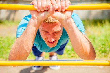 Spor, sağlık ve yaşam tarzı konsepti. Genç sporcu sokakta antrenman yapıyor..