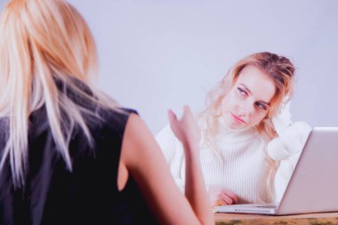 Ben bir cevap bekliyorum. Şüpheci kadın patron iş için kadın adayla görüşüyor.. 