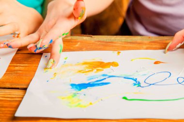 Sanat, akıl sağlığı için psikolojik bir terapi. Parmaklarıyla resim yapan genç ve güzel bir kadın. İlham ve yaratıcılık kavramı. Parmaklar üzerine seçici odaklanma.