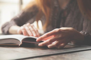 Eğitimin, bilgeliğin ve bilgeliğin sembolü olarak kitap okuyan kadını kapat.