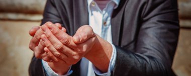 Fakir adam yardım dileniyor ve yoksulluğun, açlığın, acının ve iflasın sembolü olarak para istiyor. Yatay resim.