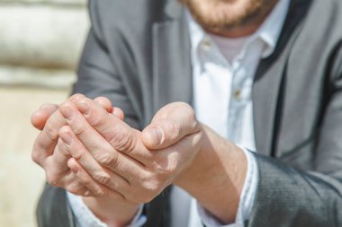 Fakir adamın yardım için yalvaran elini kapat ve yoksulluğun, açlığın, insan haklarının sembolü olarak para iste..