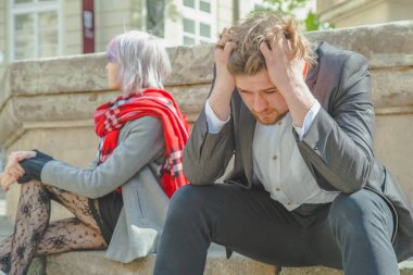 Birbirine aşık genç bir çift kavga ediyor. Diyalog yok, ilişki yok, hatalar yok, üzüntü yok.