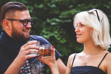 Parkta konyak içen mutlu gençler..