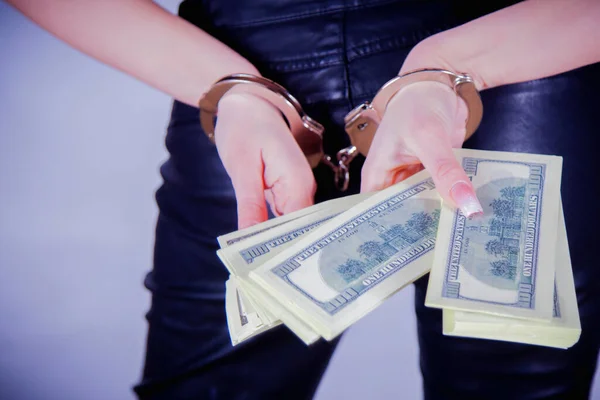 Ιδέα Της Πορνείας Γυναίκα Χειροπέδες Κρατά Χρήματα Στα Χέρια Της — Φωτογραφία Αρχείου