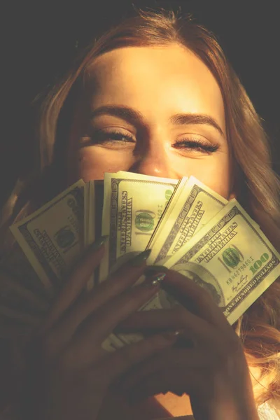 Portret Van Jonge Zeer Gelukkige Mooie Vrouw Met Dollar Biljetten — Stockfoto