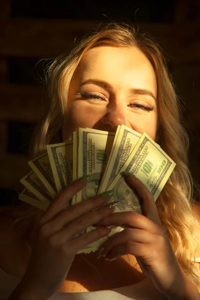 Χρήματα Είναι Καλύτερο Κίνητρο Πορτρέτο Της Πολύ Ευτυχισμένη Νεαρή Όμορφη — Φωτογραφία Αρχείου