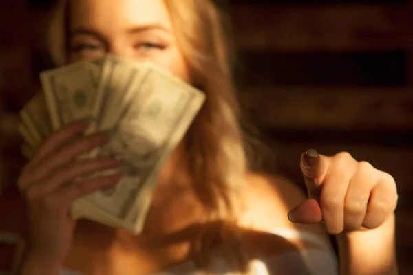 Succes Hangt Van Jonge Mooie Vrouw Met Dollar Biljetten Die — Stockfoto