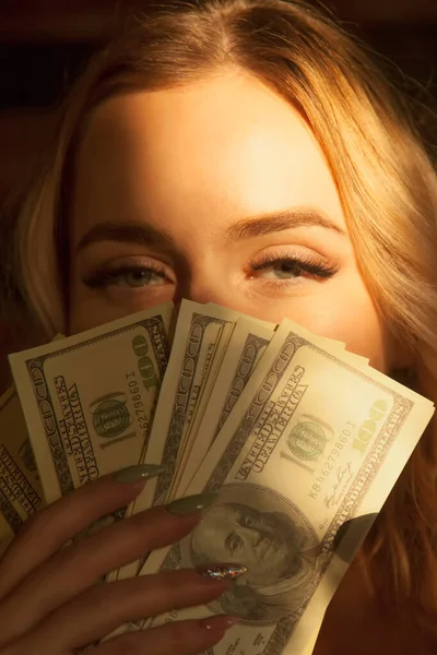 Portret Van Een Gelukkige Jonge Mooie Vrouw Met Dollar Biljetten — Stockfoto