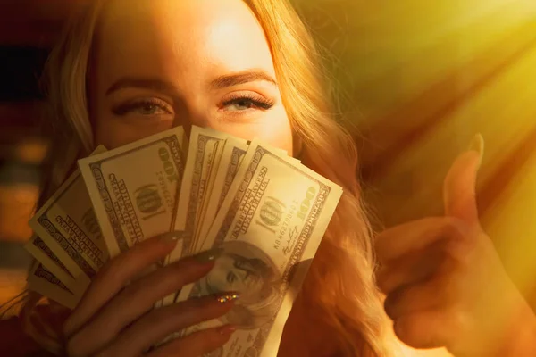 Mooie Vrouw Met Dollar Biljetten Maken Gebaar Alsof Wil Zeggen — Stockfoto