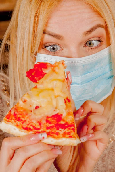 Close Jonge Mooie Vrouw Wil Pizza Eten Maar Met Medicijn — Stockfoto