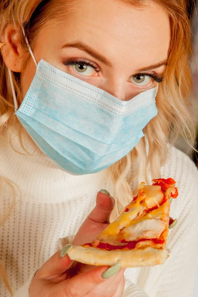 Jonge Mooie Vrouw Wil Pizza Eten Maar Met Medicijn Masker — Stockfoto