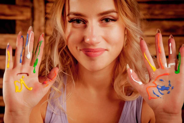 Retrato Bela Jovem Com Mãos Pintadas Coloridas Conceito Arte — Fotografia de Stock