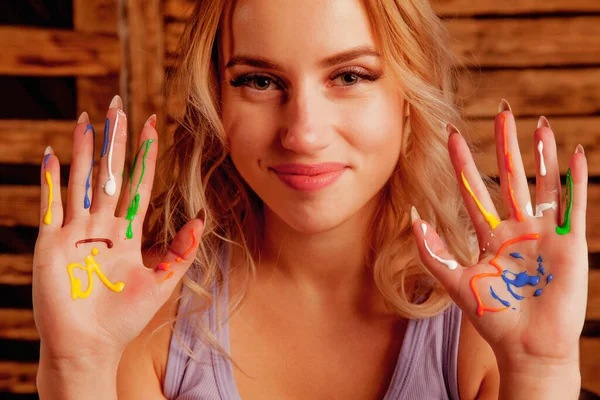 Conceito Terapia Artística Mulher Bonita Com Mãos Pintadas Coloridas Imagem — Fotografia de Stock