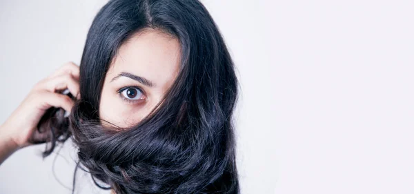 Retrato Jovem Mulher Bonita Brincando Com Seu Cabelo Comprido Moda — Fotografia de Stock