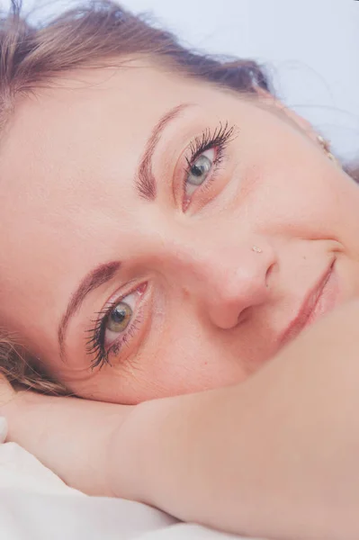 Bom Dia Close Retrato Feliz Muito Jovem Mulher Positiva Sorrindo — Fotografia de Stock