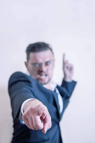 Hombre Negocios Muy Enojado Apuntando Hacia Hacia Arriba Espacio Libre —  Fotos de Stock