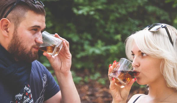 Concept Alcoolisme Dépendance Alcool Couple Amoureux Boire Brandy Plein Air — Photo