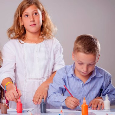 Resim kursları. Resim yapmayı öğrenen bir grup çocuk. Sanat, yaratıcılık kavramı. 