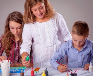 Resim kursları. Resim yapmayı öğrenen bir grup çocuk. Sanat, yaratıcılık kavramı. 