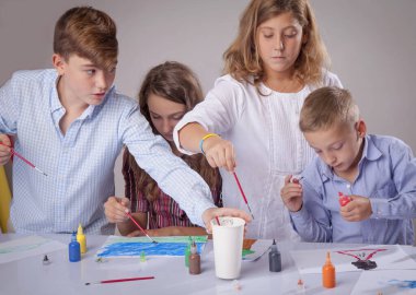 Resim yapmayı öğrenen bir grup çocuk. Sanat, yaratıcılık kavramı. 