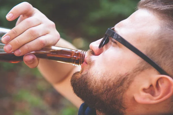 Concepto Alcoholismo Adicción Alcohol Hombre Adulto Bebiendo Brandy Una Botella — Foto de Stock