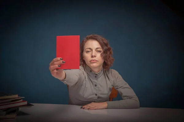 Retrato Professora Séria Com Livros Apontando Cartão Vermelho Como Símbolo — Fotografia de Stock
