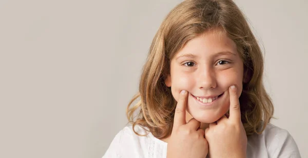 Посміхайся Красива Молода Дівчина Тримає Пальці Роті Робить Фальшиву Посмішку — стокове фото